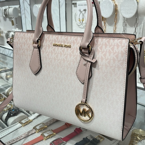MICHAEL KORS Sheila Md Ombré Signature Logo Satchel Crossbody Bag
Powder Blush - Picture 2 of 16
